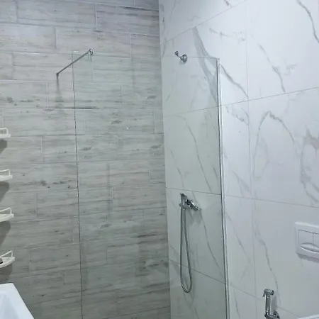 Vaso Apartment, Qerret アパート